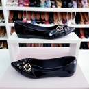 Sapatilha bico fino alongado preta com ilhós