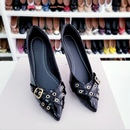 Sapatilha bico fino alongado preta com ilhós