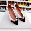 Sapatilha Prime bico fino alongada branca com bico preto