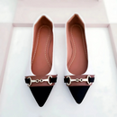 Sapatilha bico fino alongada branca com bico preto