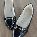 Sapatilha Bico Fino Preto Verniz com detalhe Dourado