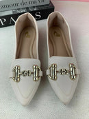 Mocassim Alongado Off-White Com Fivela Dourada